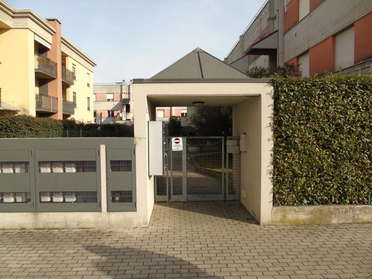 Hotel Casa Leonardo Airport à Azzano San Paolo Extérieur photo